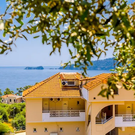 Nature Lovers-golden * خْريسيا أموذيا